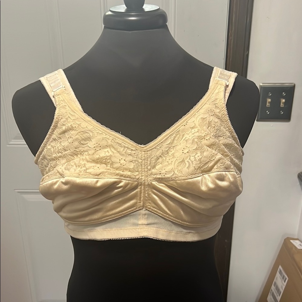 Jodee Elegant Lace Cream Bra